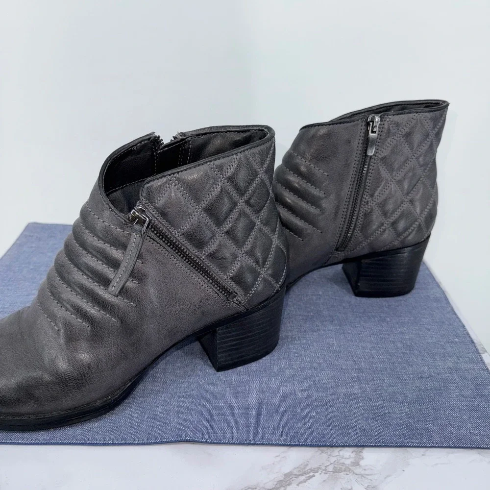 Clarks Movie Retro Quilted Leather Side Zip Ankle Boots Block‎ Heel Gray Sz 9.5